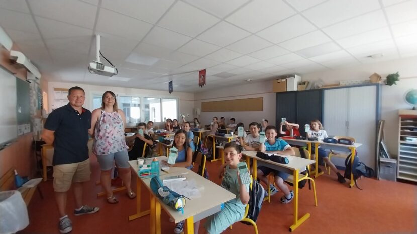 distribution de cadeaux aux élèves de CM2
