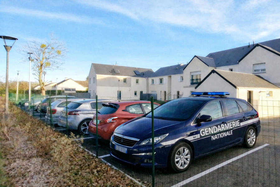 Stationnement abusif sur la place réservée à Mr POISSON Stationnement abusif sur la place réservée à Mr POISSON